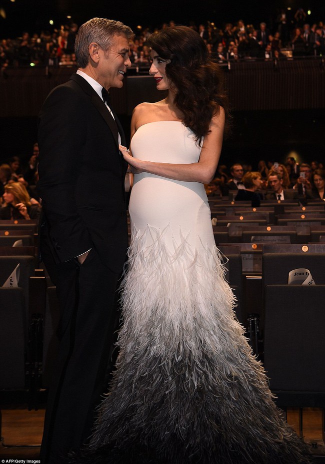 Từng tuyên bố không kết hôn nhưng tài tử George Clooney lại tình tứ dìu vợ bầu thế này - Ảnh 3.