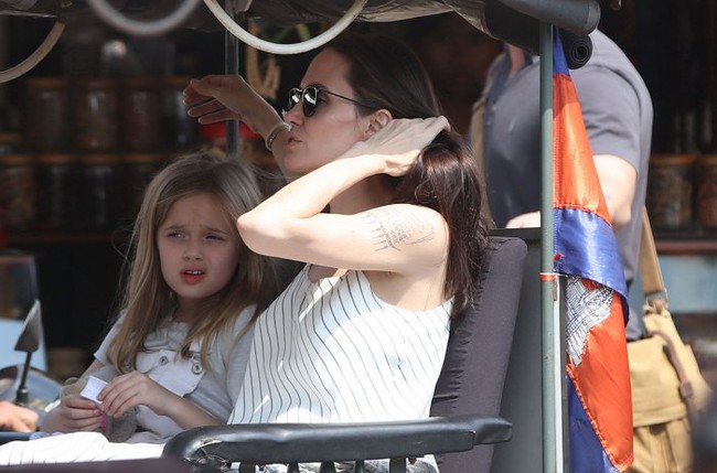 Angelina Jolie bị bắt gặp đi cùng bạn trai “tin đồn” sau khi ly hôn Brad Pitt - Ảnh 4.
