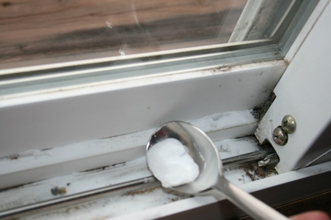 Mẹo làm sạch bụi bặm ở những vị trí khó vệ sinh nhất của cửa sổ chỉ trong nháy mắt - Ảnh 1.