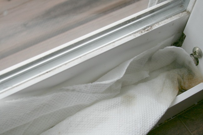 Mẹo làm sạch bụi bặm ở những vị trí khó vệ sinh nhất của cửa sổ chỉ trong nháy mắt - Ảnh 5.