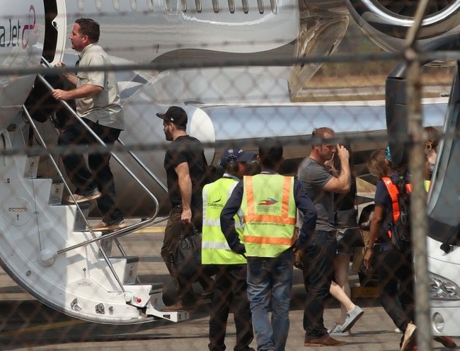 Người tình “tin đồn” của Angelina Jolie bị bắt gặp lên máy bay riêng cùng các con của cô - Ảnh 1.