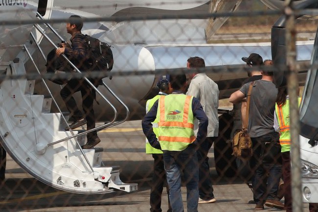 Người tình “tin đồn” của Angelina Jolie bị bắt gặp lên máy bay riêng cùng các con của cô - Ảnh 3.