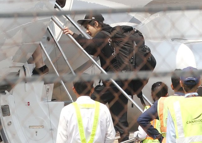 Người tình “tin đồn” của Angelina Jolie bị bắt gặp lên máy bay riêng cùng các con của cô - Ảnh 4.