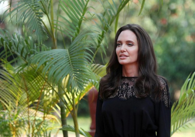 Angelina Jolie bất ngờ bị tố giả mạo giấy tờ nhận con nuôi tại Campuchia  - Ảnh 3.