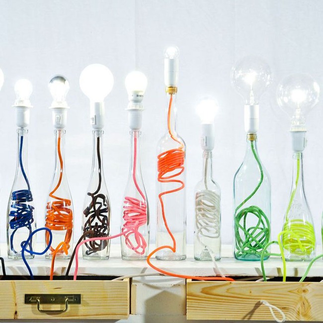 Chẳng thể ngờ những chiếc đèn đẹp lung linh này lại được làm từ chai thủy tinh tái chế - Ảnh 1.