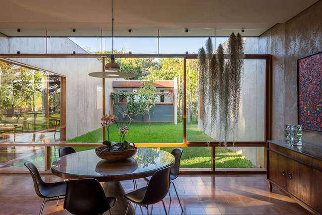 Ngôi nhà đặc biệt khi thiết kế thảm thực vật dày đặc bao quanh và nội thất độc đáo theo phong cách retro - Ảnh 9.