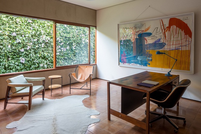 Ngôi nhà đặc biệt khi thiết kế thảm thực vật dày đặc bao quanh và nội thất độc đáo theo phong cách retro - Ảnh 12.