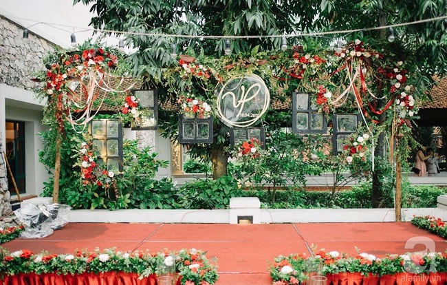 Cặp đôi Hà Thành trang trí tiệc cưới sân vườn với sắc đỏ đẹp như một giấc mơ về hạnh phúc - Ảnh 12.