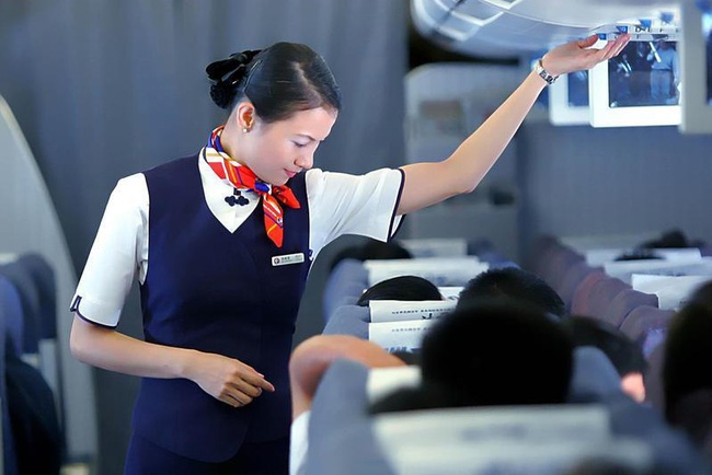 Việc tiếp viên hàng không đi dọc cabin có thể ẩn chứa một bí mật khó nói - Ảnh 2.