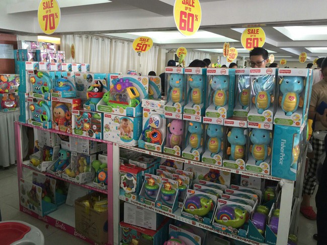 Loạt hội chợ đồ chơi, thời trang giảm giá sâu khiến bạn chỉ nghe tên cũng “cuồng chân” ở Hà Nội, Sài Gòn - Ảnh 1.