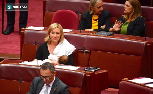 Chính trị gia Australia cho con bú ngay tại Nghị viện - Ảnh 1.
