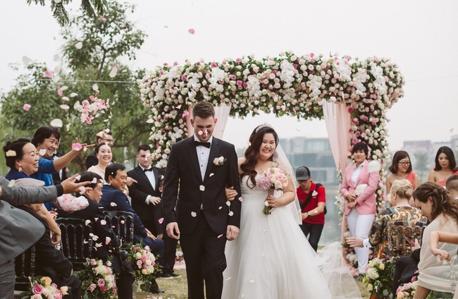 Đám cưới kiểu 999 đóa hồng của cô dâu Việt suốt 8 năm yêu không nhận được bông hoa nào từ chú rể Mỹ - Ảnh 7.