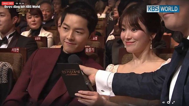 Song Joong Ki vừa tình tứ với Song Hye Kyo lại bật khóc vì đàn em nhận giải - Ảnh 3.