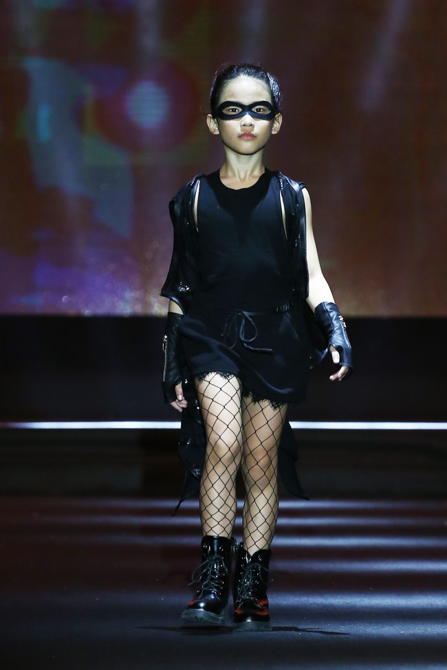 Loạt mẫu nhí siêu xinh gây ấn tượng cho 2 ngày đầu Tuần lễ thời trang thiếu nhi Việt Nam - Ảnh 12.