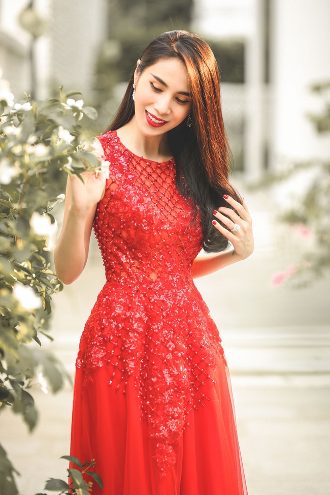 Thủy Tiên đẹp nuột nà trong loạt trang phục đỏ rực đón Tết - Ảnh 3.