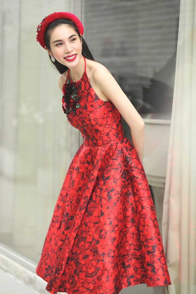 Thủy Tiên đẹp nuột nà trong loạt trang phục đỏ rực đón Tết - Ảnh 4.