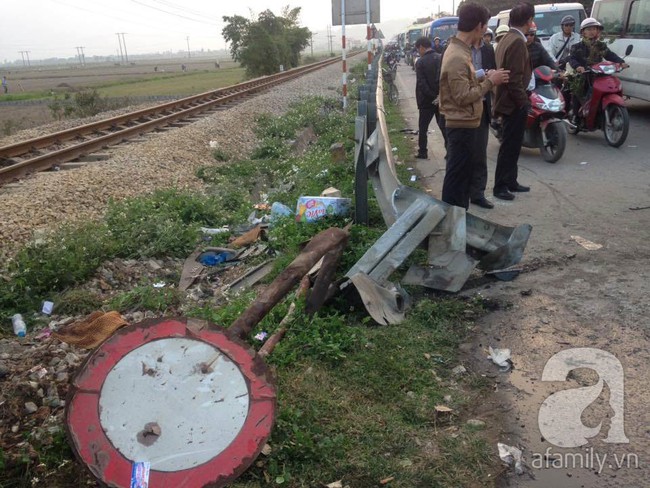 Nhiều người thương vong khi xe ô tô 16 chỗ va chạm với tàu hỏa tại Nam Định - Ảnh 6.