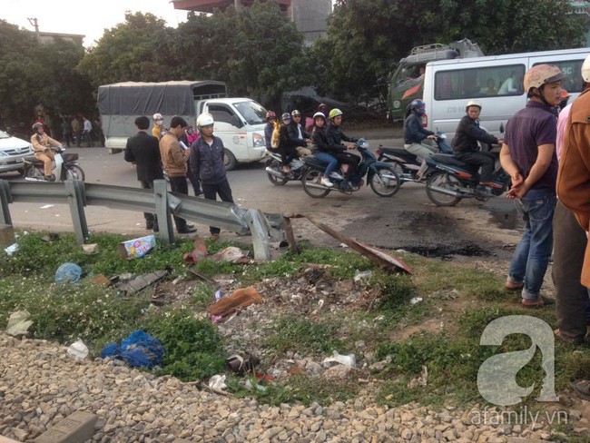 Nhiều người thương vong khi xe ô tô 16 chỗ va chạm với tàu hỏa tại Nam Định - Ảnh 7.