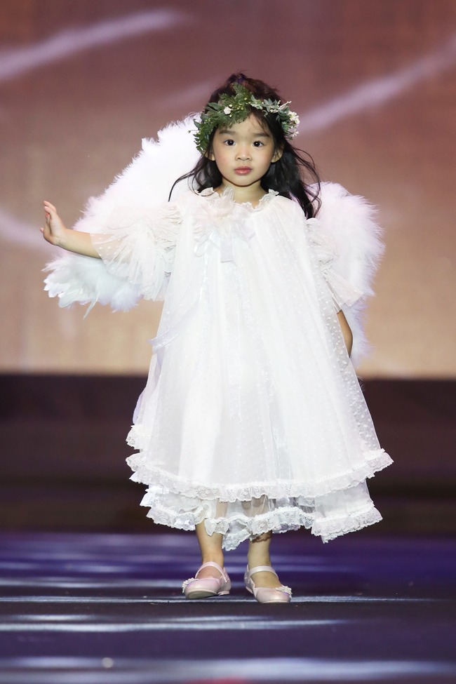 Dàn mẫu nhí xinh như thiên thần với váy trắng tóc mây trên sàn diễn của Tuần lễ thời trang thiếu nhi Việt Nam - Ảnh 2.