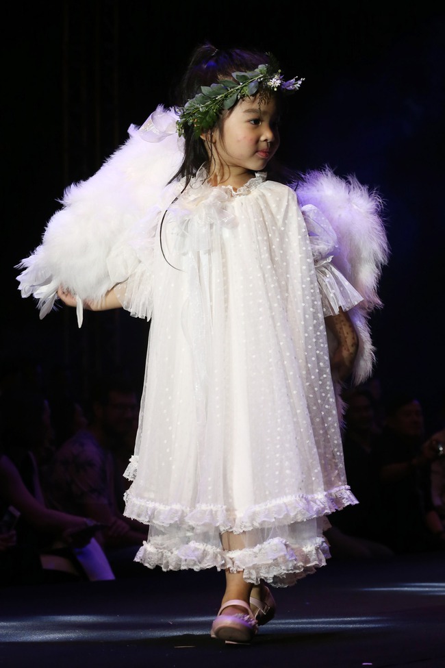 Dàn mẫu nhí xinh như thiên thần với váy trắng tóc mây trên sàn diễn của Tuần lễ thời trang thiếu nhi Việt Nam - Ảnh 6.
