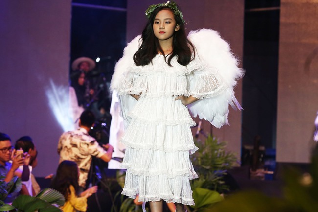 Dàn mẫu nhí xinh như thiên thần với váy trắng tóc mây trên sàn diễn của Tuần lễ thời trang thiếu nhi Việt Nam - Ảnh 9.
