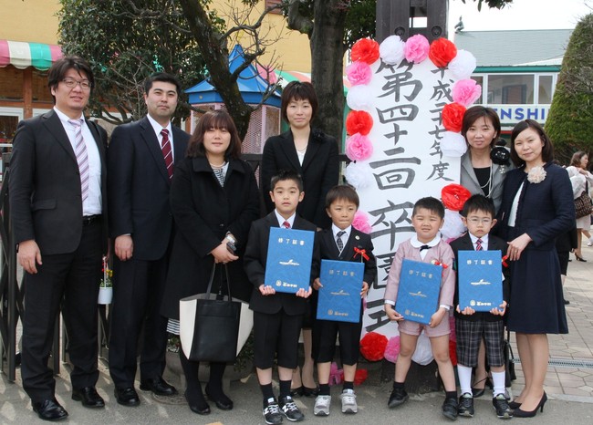 Lễ tốt nghiệp mẫu giáo tại Nhật: Ngày hội chia xa đầy nước mắt - Ảnh 1.