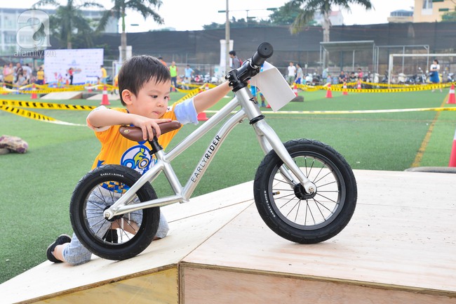 Hà Nội: Hình ảnh đáng yêu của hàng trăm tay đua nhí trong giải đua xe đạp thăng bằng - Ảnh 4.