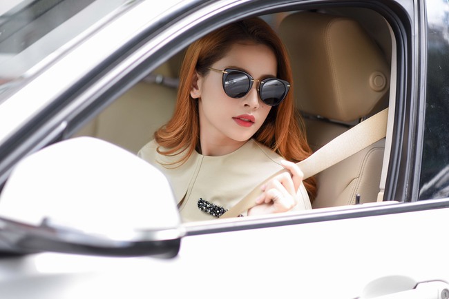 Chi Pu đẹp không tỳ vết, Tú Vi hớn hở vì được chồng điển trai hộ tống - Ảnh 1. Chi Pu đẹp không tỳ vết, Tú Vi hớn hở vì được chồng điển trai hộ tống - Ảnh 1.
