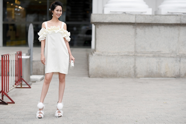 Hoa hậu Dương Thùy Linh đẹp mong manh trên phố - Ảnh 2. Hoa hậu Dương Thùy Linh đẹp mong manh trên phố - Ảnh 2.