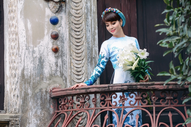 Mẹ hai con Mai Thu Huyền điệu đà áo dài hoa giữa phố cổ - Ảnh 4.