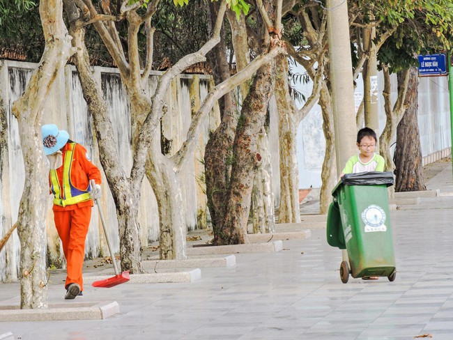 Ngày quốc tế lao động, ai cũng được nghỉ, riêng mẹ vẫn ôm con chạy xe ôm kiếm thêm từng đồng - Ảnh 6.