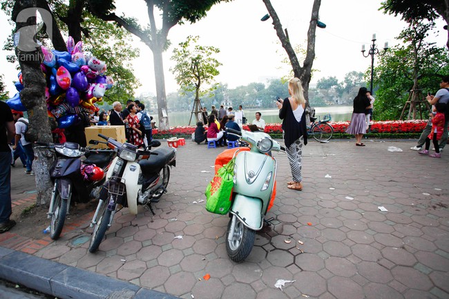 Hà Nội: Hàng rong hiên ngang bán hàng ngay phố đi bộ trong những ngày Tết - Ảnh 7.