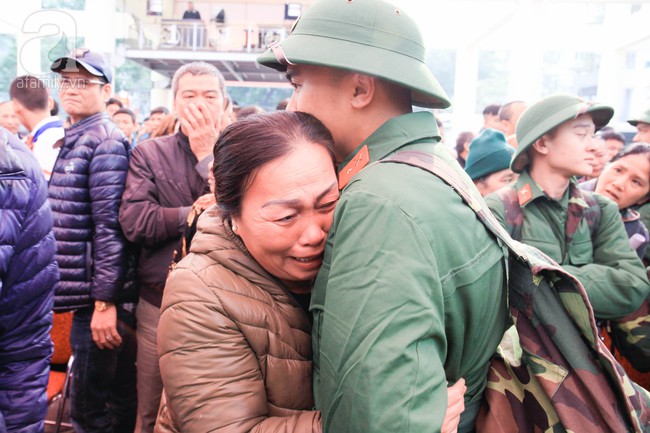 Giây phút bịn rịn mà ấm áp tiễn tân binh lên đường đúng ngày Valentine - Ảnh 9.