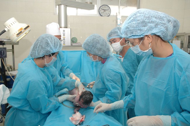Bác sĩ sản khoa cắt cụt ngón tay trẻ sơ sinh khi mổ lấy thai - Ảnh 1.