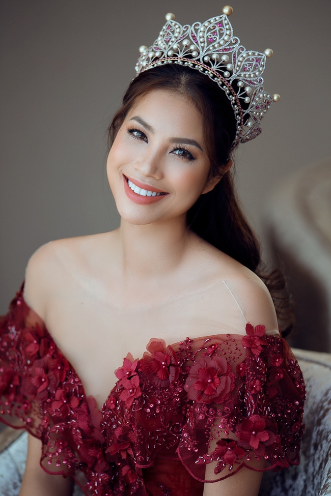 Hoa hậu Phạm Hương khoe vai trần nuột nà, đẹp kiêu sa cùng váy đỏ - Ảnh 2.