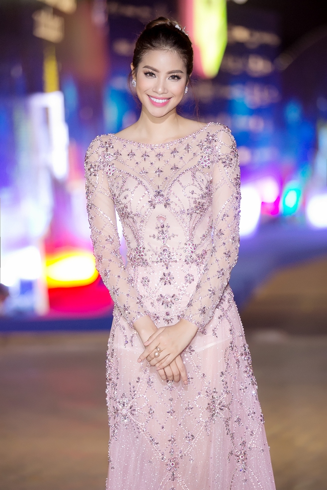 Hoa hậu Phạm Hương yêu kiều váy áo, lộng lẫy như một nữ thần - Ảnh 2.