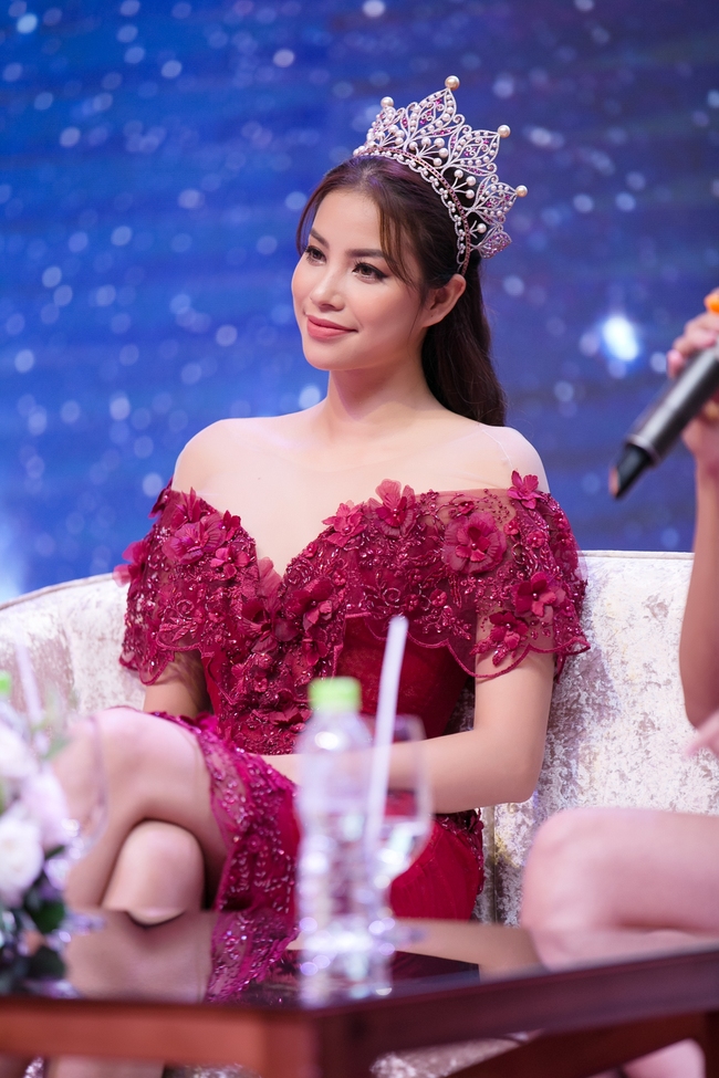 Hoa hậu Phạm Hương khoe vai trần nuột nà, đẹp kiêu sa cùng váy đỏ - Ảnh 5.