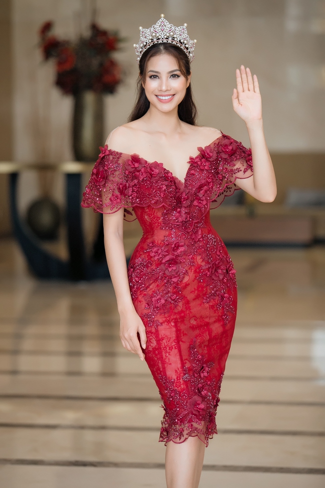 Hoa hậu Phạm Hương khoe vai trần nuột nà, đẹp kiêu sa cùng váy đỏ - Ảnh 4.
