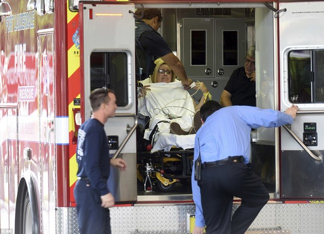 Hiện trường xả súng đẫm máu, hỗn loạn ở sân bay Mỹ khiến ít nhất 5 người thiệt mạng - Ảnh 5.