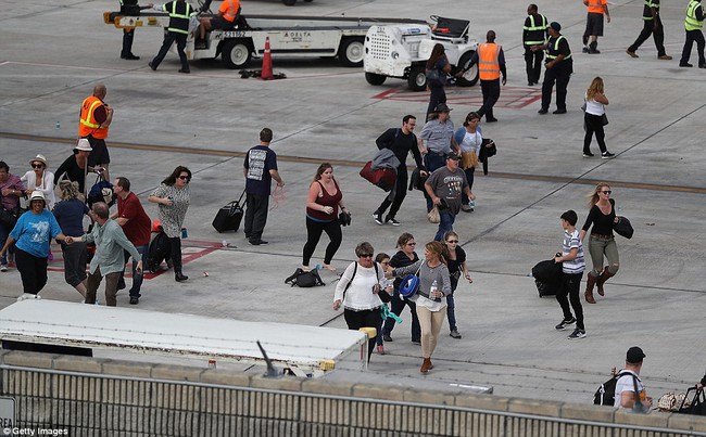 Hiện trường xả súng đẫm máu, hỗn loạn ở sân bay Mỹ khiến ít nhất 5 người thiệt mạng - Ảnh 6.