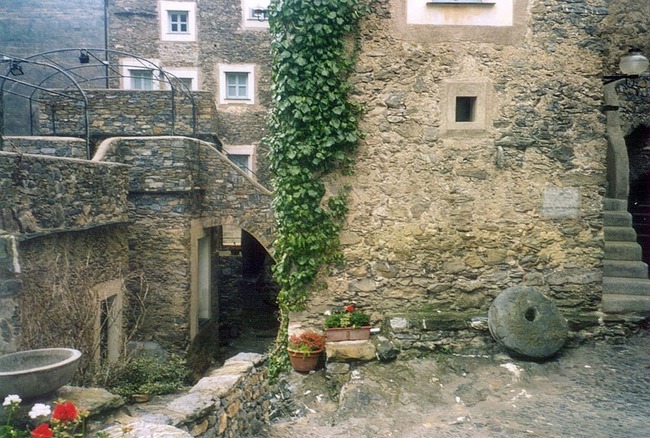 Khám phá ngôi làng toàn nhà xây bằng đá cổ nhưng bên trong vô cùng hiện đại - Ảnh 4.