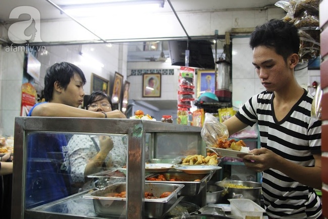 Người Sài Gòn xếp hàng chờ mua đồ ăn chay ngày rằm tháng Giêng - Ảnh 12.