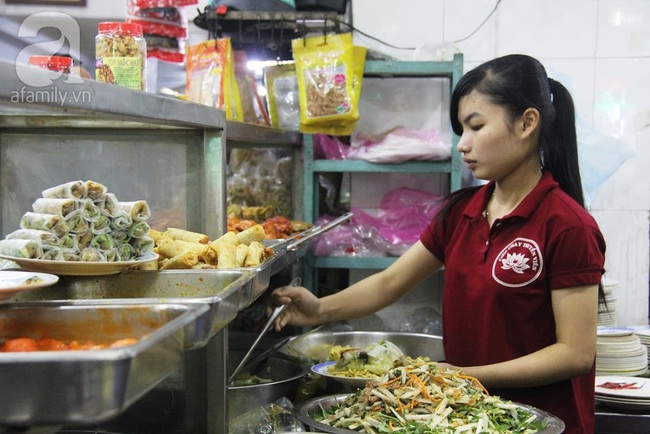 Người Sài Gòn xếp hàng chờ mua đồ ăn chay ngày rằm tháng Giêng - Ảnh 13.