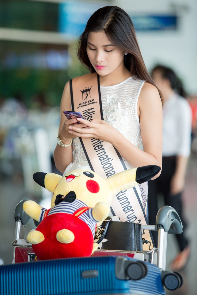 Nguyễn Thị Thành xuất hiện rạng rỡ tại sân bay sau khi lọt top 5 Miss Eco - Ảnh 6.