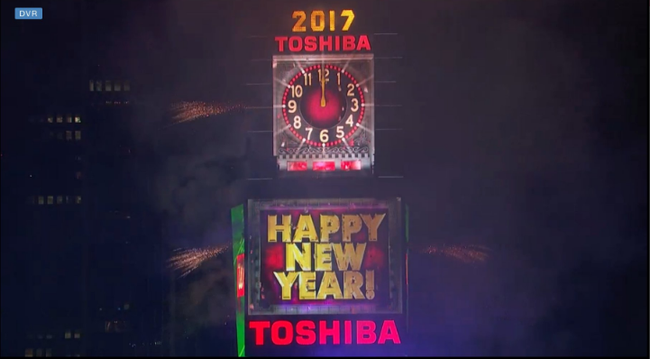 Chùm ảnh: Người Mỹ hân hoan đón chào năm mới 2017 tại quảng trường Thời đại - Ảnh 9.