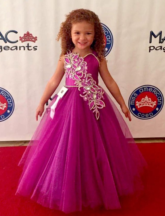 Tham dự ngót 100 cuộc thi hoa hậu từ lúc 4 tháng, bé gái 5 tuổi đã đốt gần 1 tỷ vào váy áo - Ảnh 3.