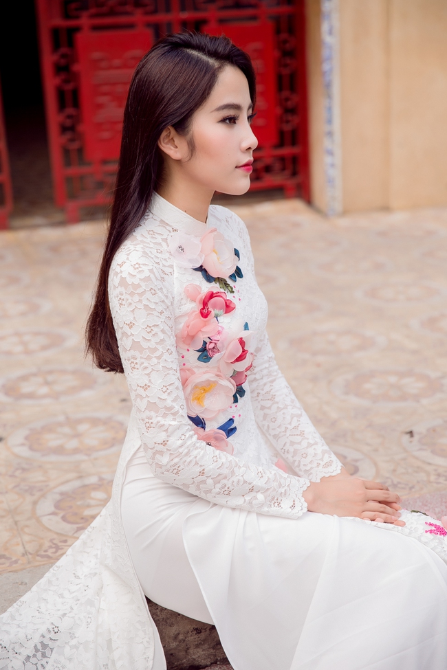 Hoa khôi Nam Em khoe vóc dáng nuột nà trong áo dài truyền thống - Ảnh 1.