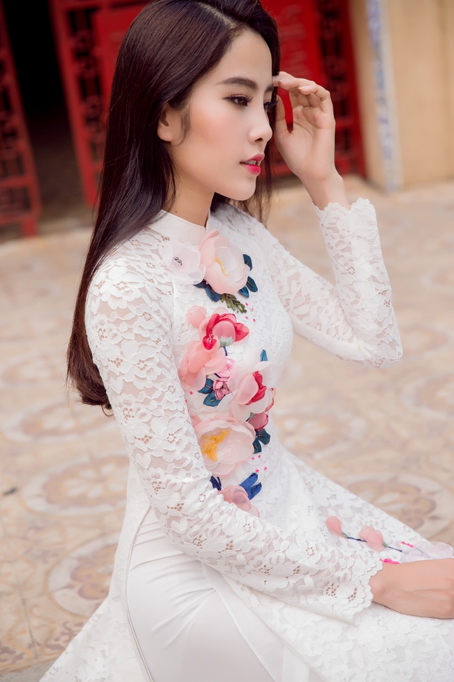 Hoa khôi Nam Em khoe vóc dáng nuột nà trong áo dài truyền thống - Ảnh 2.