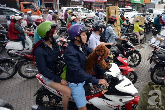Sài Gòn ngày cận Tết kẹt xe bất chấp giờ giấc, người dân sợ hãi khi ra đường - Ảnh 4.