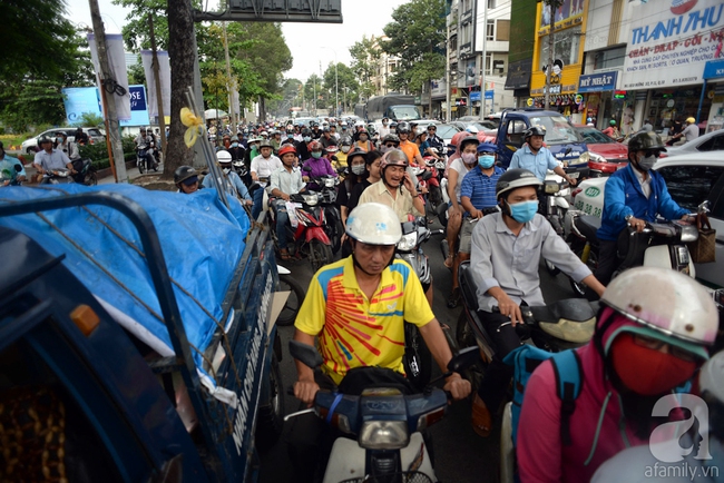 Sài Gòn ngày cận Tết kẹt xe bất chấp giờ giấc, người dân sợ hãi khi ra đường - Ảnh 3.
